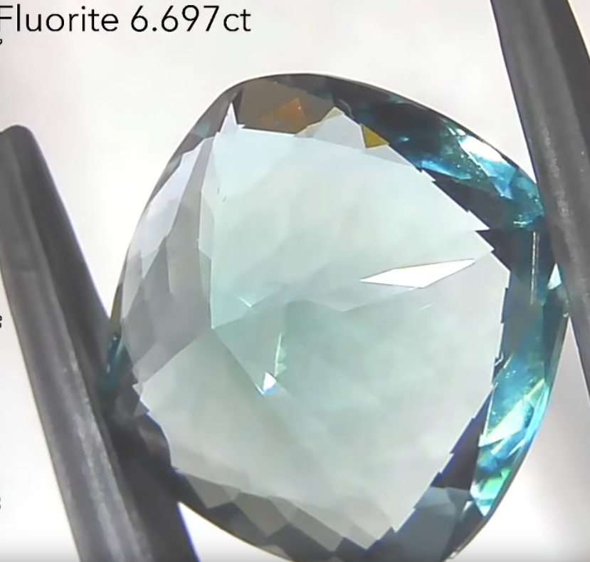 アディダス名作の孔雀のようなフローライト  6.69ct アディダス作品✨