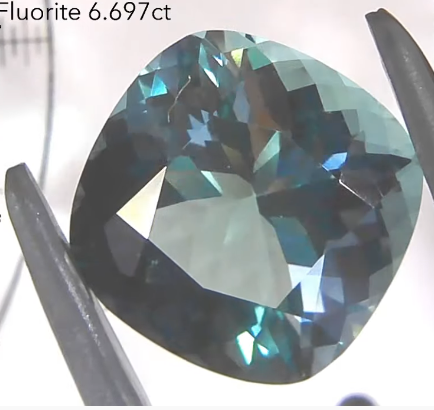 アディダス名作の孔雀のようなフローライト  6.69ct アディダス作品✨