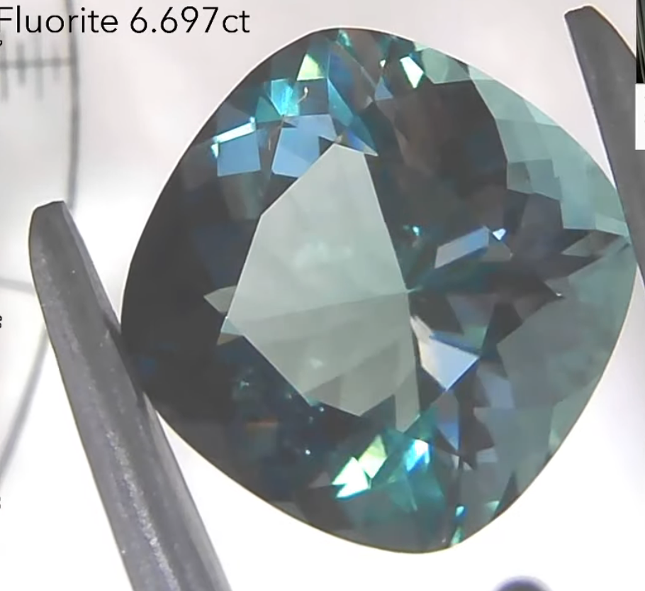 アディダス名作の孔雀のようなフローライト  6.69ct アディダス作品✨