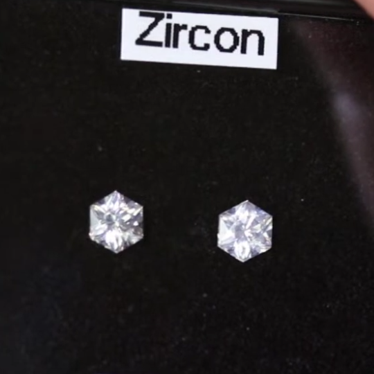 ピアッちゃん作品✨ 雪の結晶のような6角形の2個セット計0.83ct💎💎ジルコン (0.41ct 0.42ct)