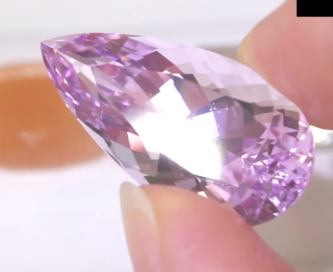 説明不要の美しさ✨貴重なアディダス作品💎大粒クンツァイト 27.805ct