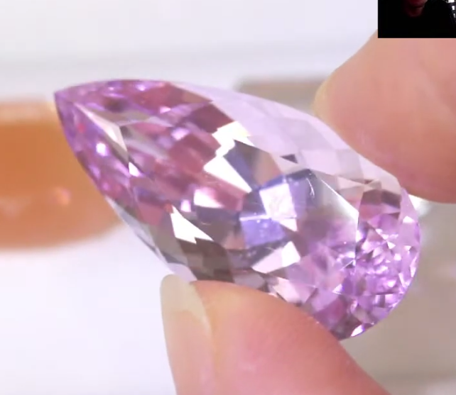 説明不要の美しさ✨貴重なアディダス作品💎大粒クンツァイト 27.805ct