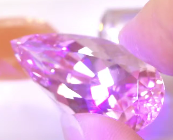 説明不要の美しさ✨貴重なアディダス作品💎大粒クンツァイト 27.805ct