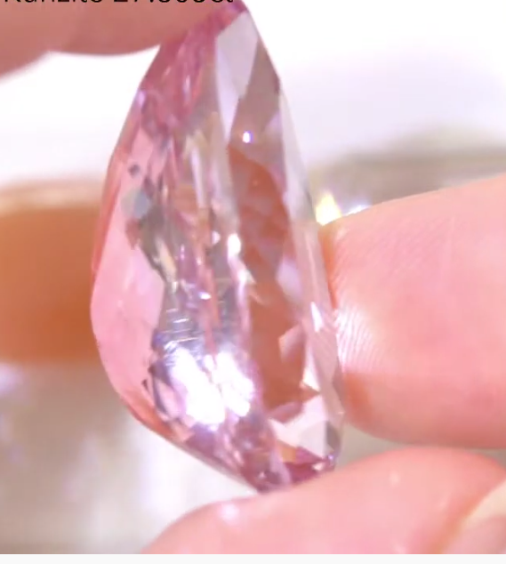 説明不要の美しさ✨貴重なアディダス作品💎大粒クンツァイト 27.805ct