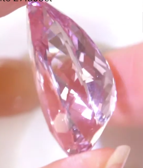 説明不要の美しさ✨貴重なアディダス作品💎大粒クンツァイト 27.805ct