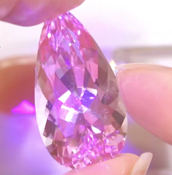 説明不要の美しさ✨貴重なアディダス作品💎大粒クンツァイト 27.805ct