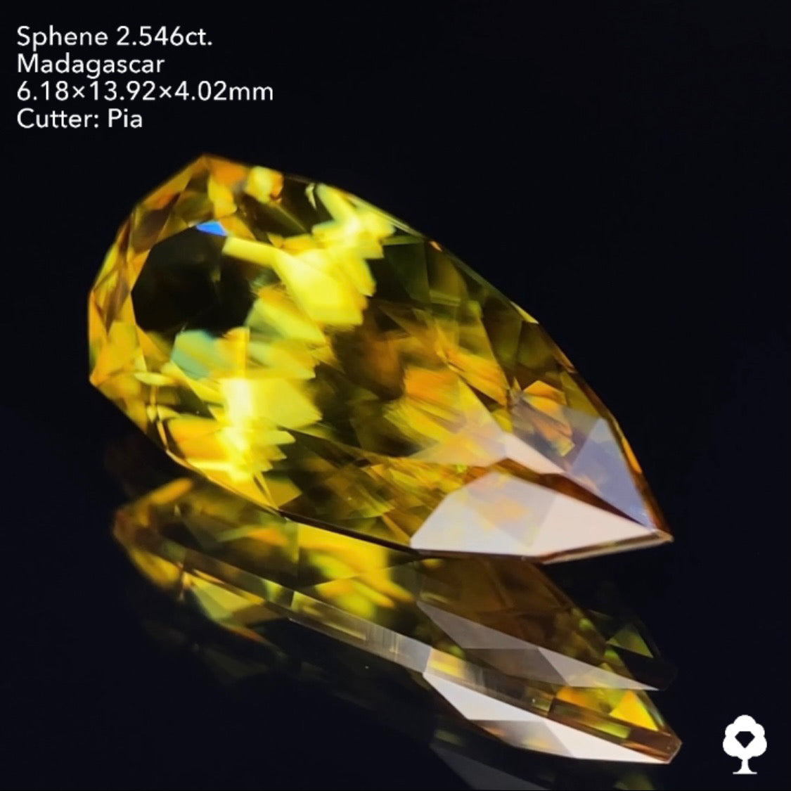 グリニッシュゴールドの美しい結晶のロングペアシェイプ★マダガスカルスフェーン2.546ct ピアッちゃん作品