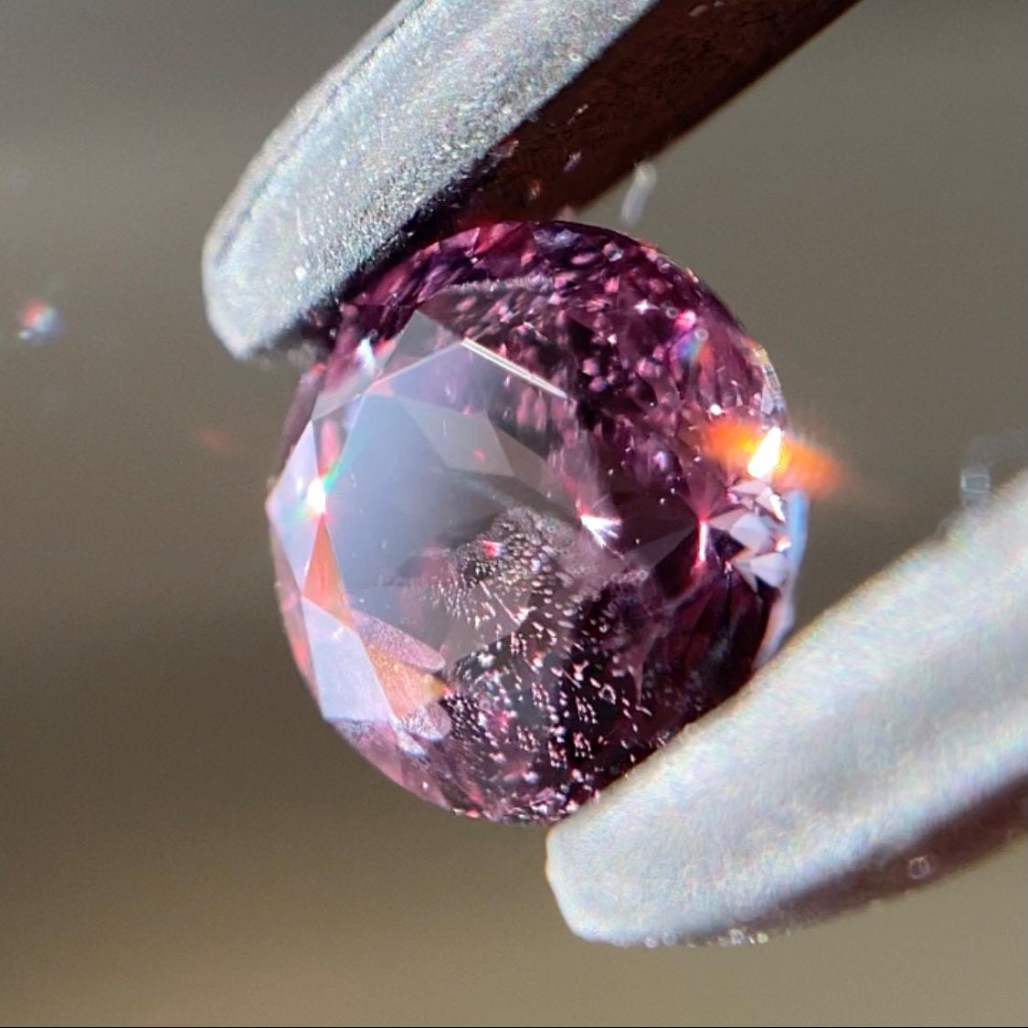 👽美しい赤ピンクにチェンジする美ラウンド★カラーチェンジガーネット0.42ct ピアッ作品