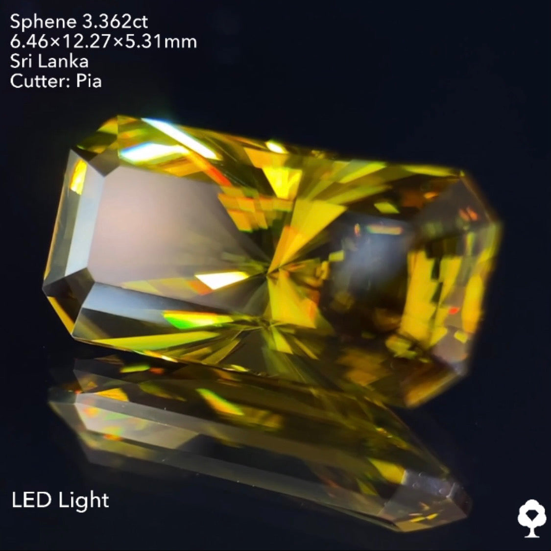 オリーブグリーンから鋭い煌めきを放つピアッちゃん渾身の窓あり放射線パビリオン★スフェーン3.362ct ピアッちゃん作品