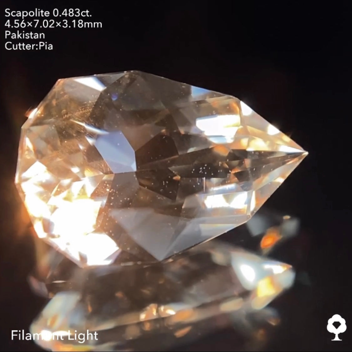 ファンシーペアシェイプの鋭い煌めきはUV蛍光でも美しい★スキャポライト0.483ct ピアッちゃん作品