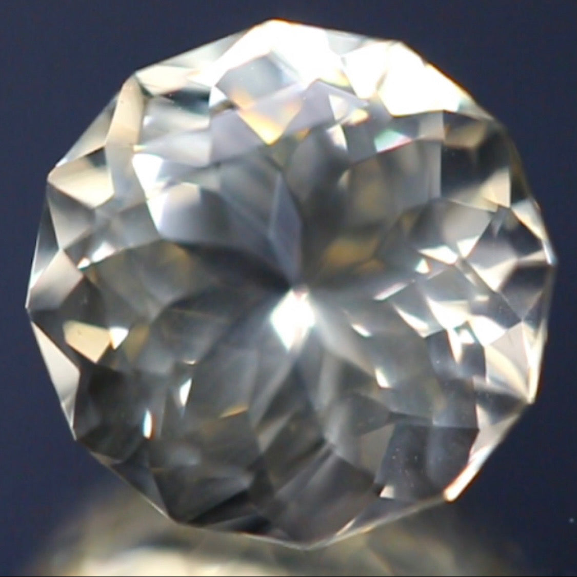 スクエアテーブルの新カットはシラーも美しい★ラブラドライト2.55ct 師匠作品✨こちらはクーポンはごめんなさい🙏