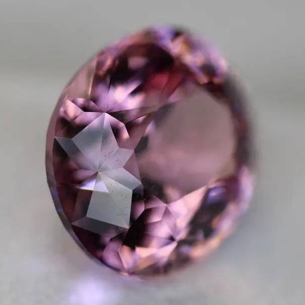 優しく可愛いピンクの細やかで強い煌めきを放つ変則キューブカット★マラヤガーネット 2.923ct【Cube cut】
