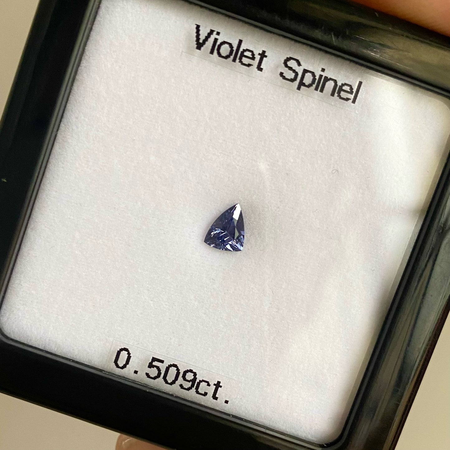 6/17(金)22:00終了‼️メタリックな美しい煌めきを放つ濃色で独特なトリリアント★ヴァイオレットスピネル 0.509ct. ピアッちゃん作品
