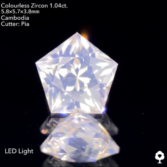 【チャットオクご落札作品☆】幻想的だが輝き抜群のシルキースターペンタゴン★カラーレスジルコン 1.04ct. ピアッちゃん作品