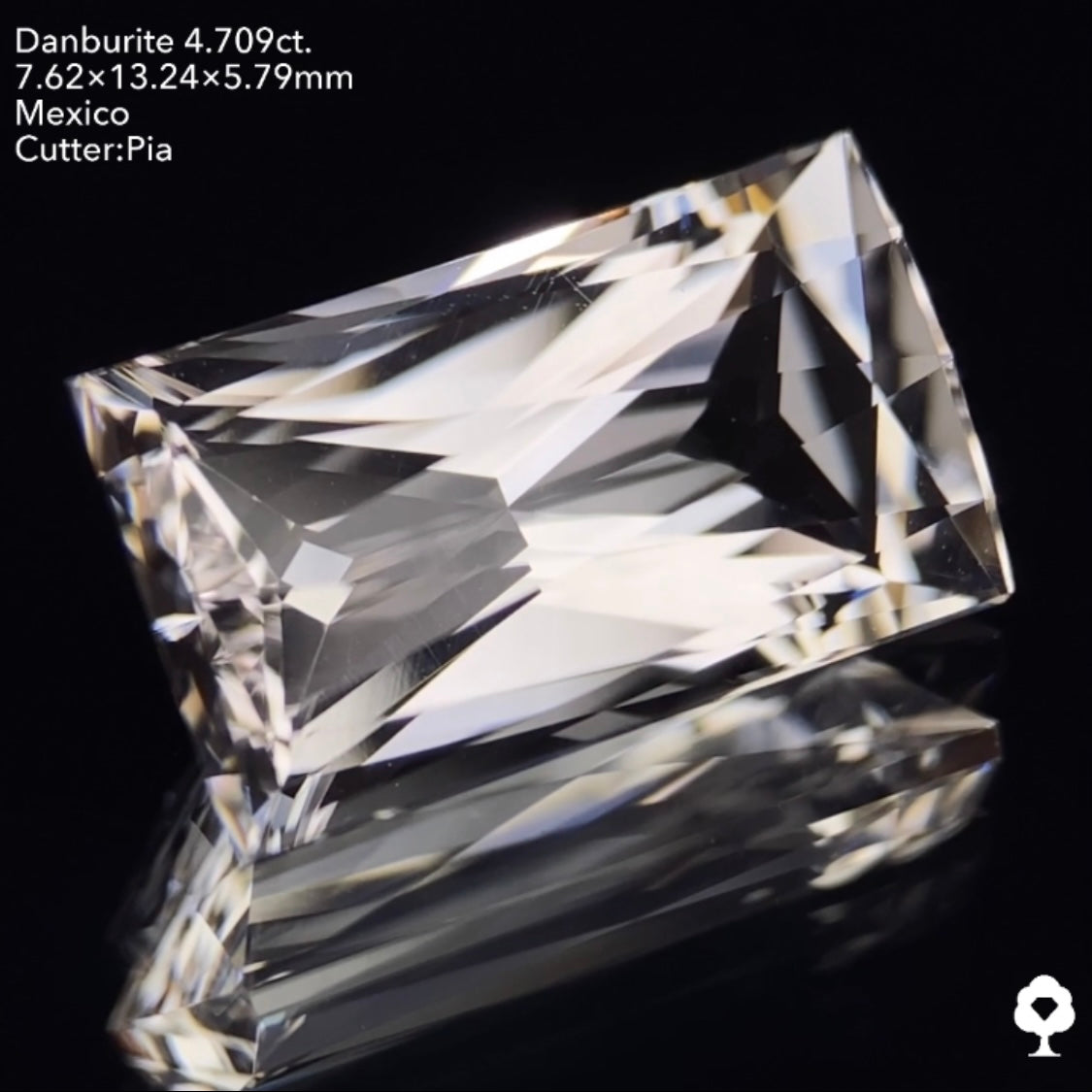 鋭い輝きが折り重なるアヤトリカットのピアッ進化版★カラーレスダンビュライト4.709ct ピアッちゃん作品