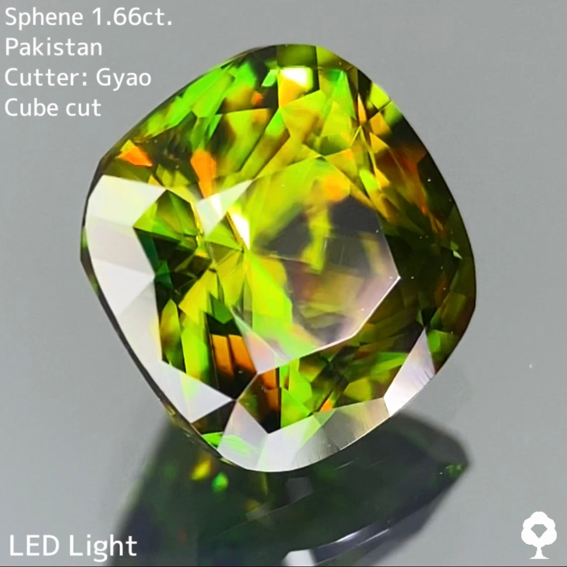 美しいグリーンの地色にゴールドが混ざり合う縁取りキューブクッション★スフェーン 1.66ct【Cube cut】
