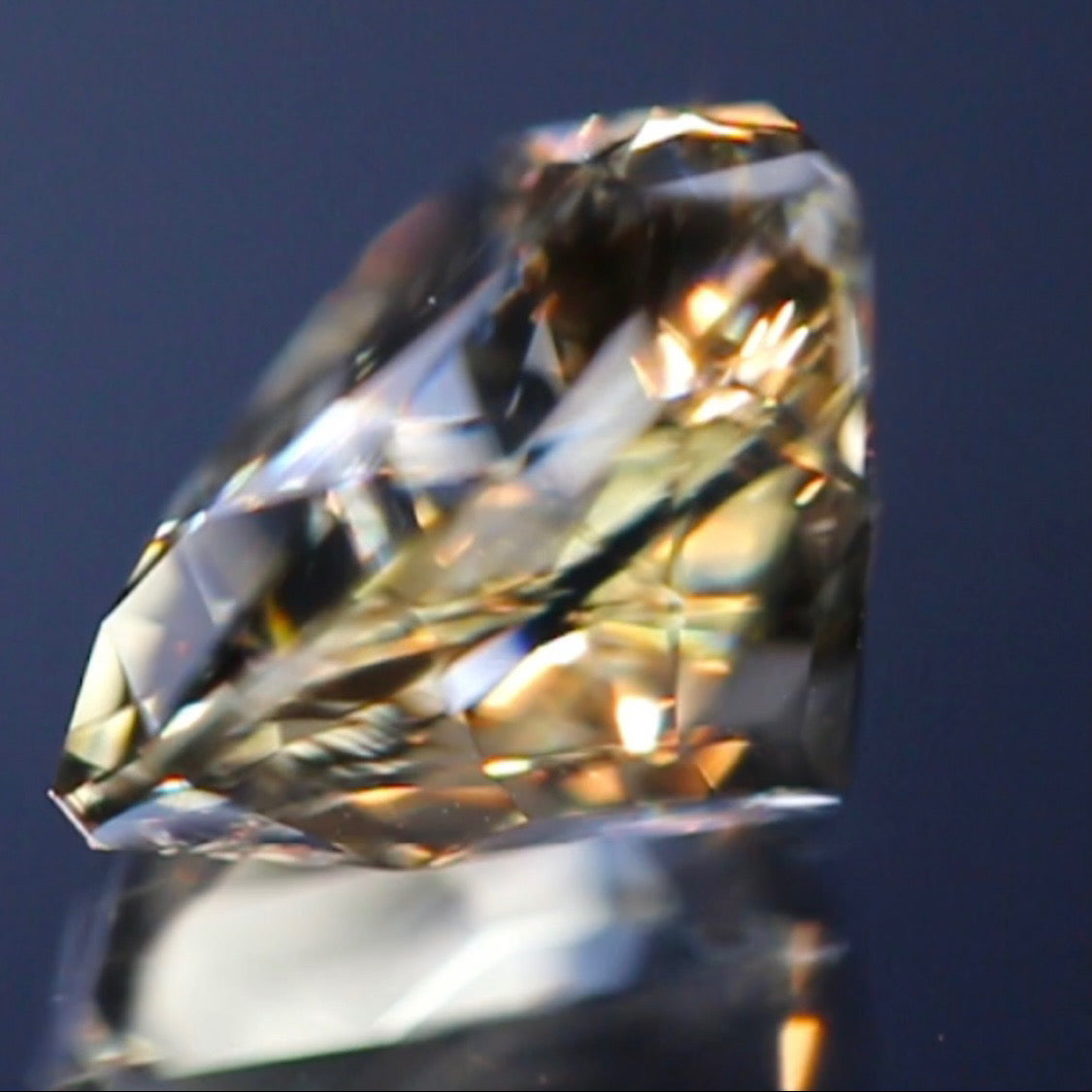 カメラが制御不能になるほど凄まじく輝くトリリアント★ラブラドライト2.50ct 師匠作品✨