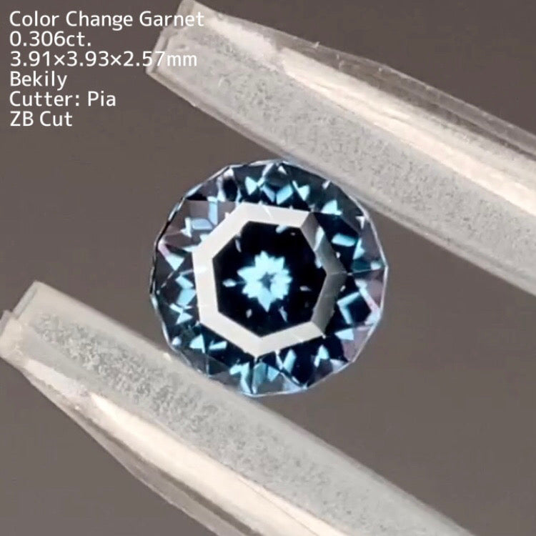 【ZBカット】ベキリーカラーチェンジガーネット0.306ct. ピアッちゃん作品