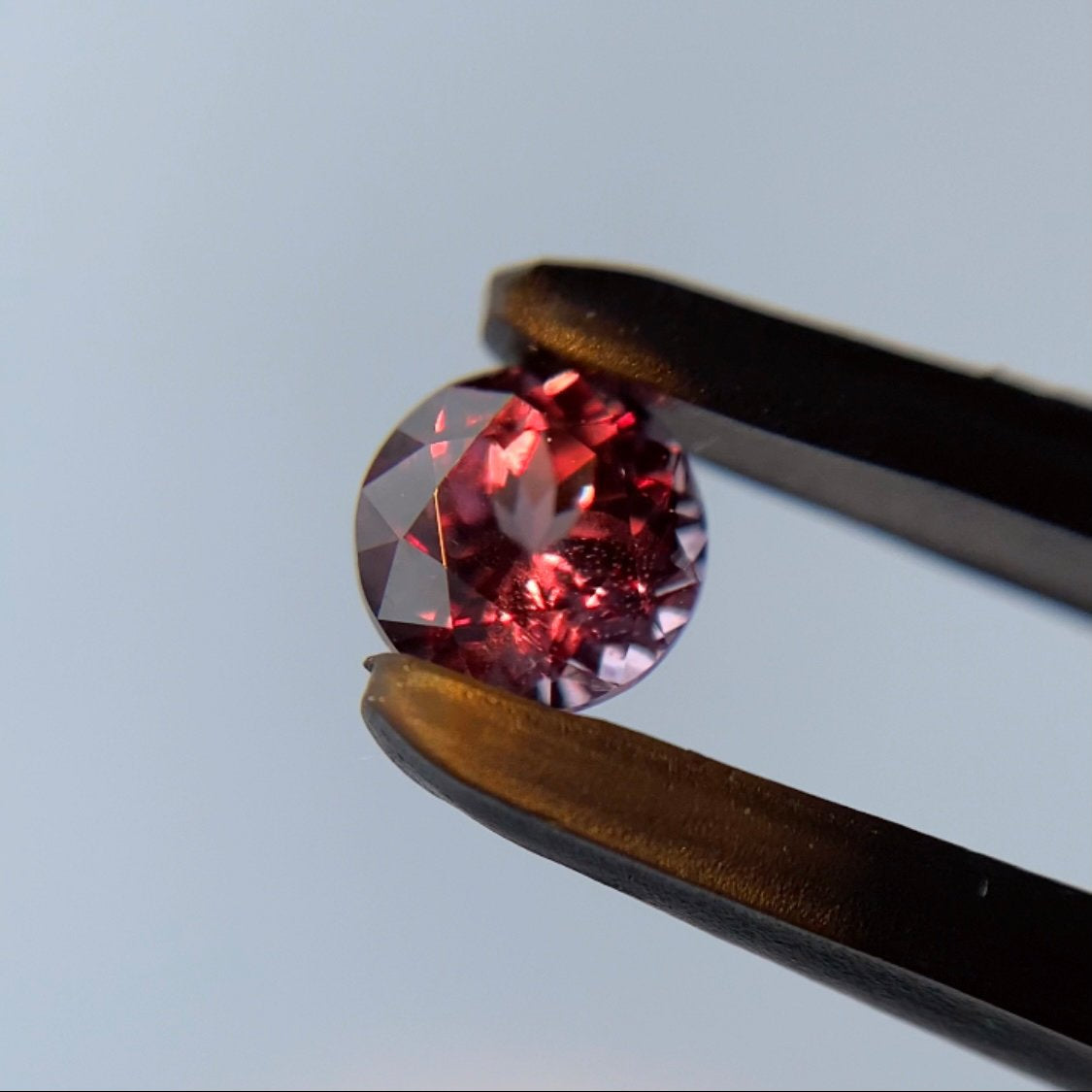 👽美しい赤ピンクにチェンジする美ラウンド★カラーチェンジガーネット0.42ct ピアッ作品
