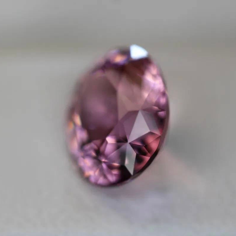 優しく可愛いピンクの細やかで強い煌めきを放つ変則キューブカット★マラヤガーネット 2.923ct【Cube cut】