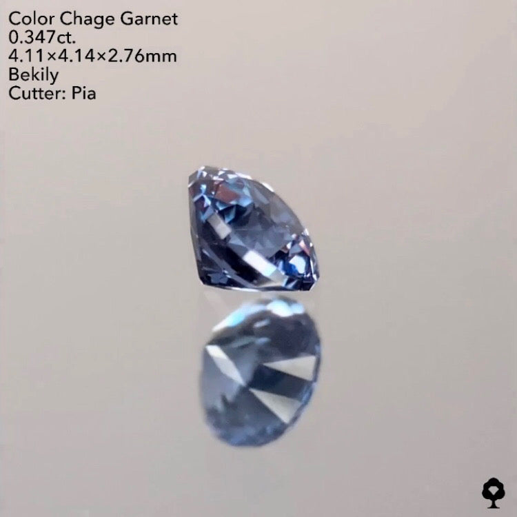 ★シッカリとした青味が美しい細やかな20角形ファンシーラウンド★ベキリーガーネット0.347ct ピアッちゃん作品