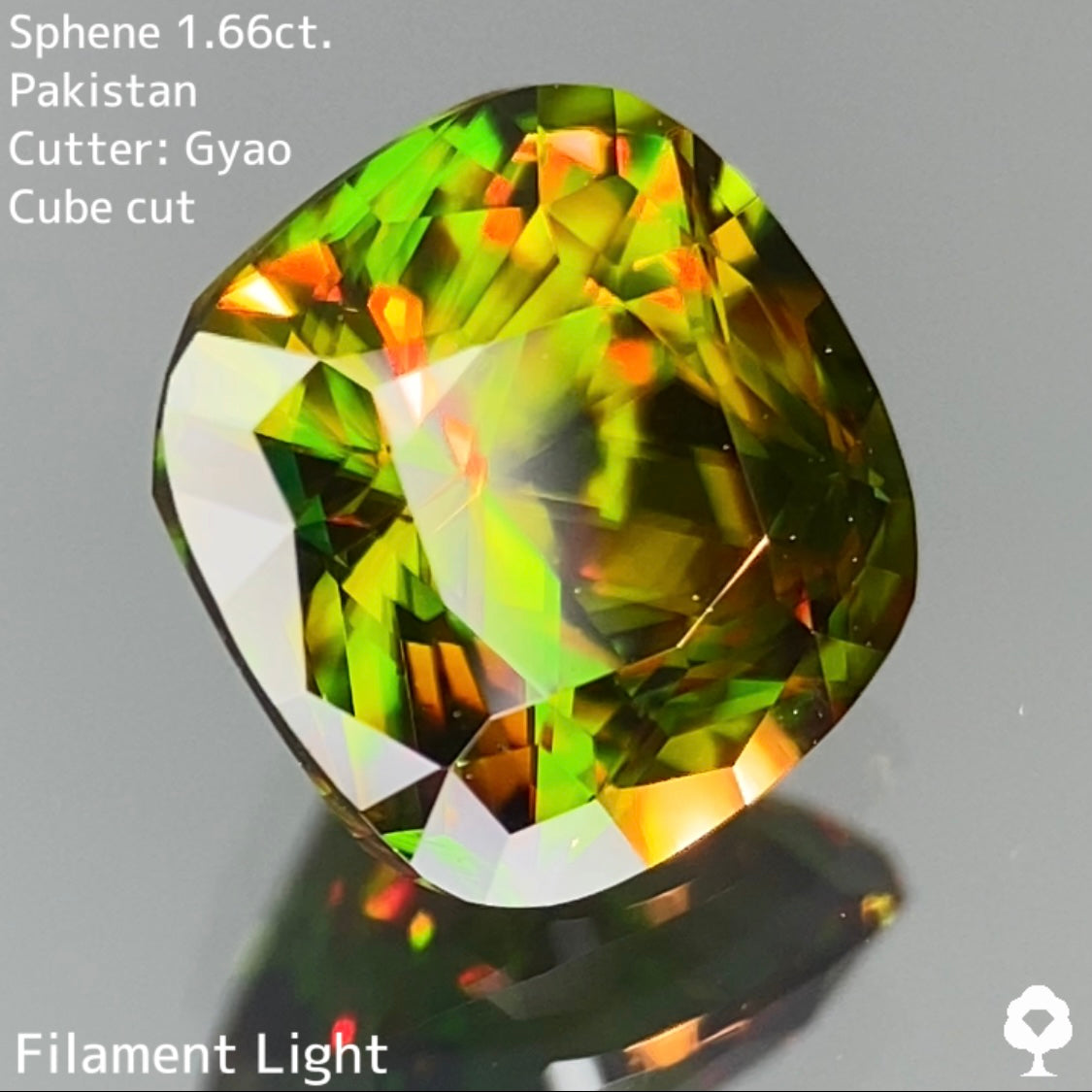 美しいグリーンの地色にゴールドが混ざり合う縁取りキューブクッション★スフェーン 1.66ct【Cube cut】