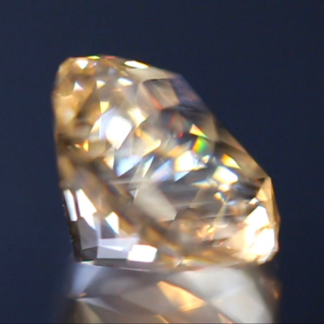 スクエアテーブルの新カットはシラーも美しい★ラブラドライト2.55ct 師匠作品✨こちらはクーポンはごめんなさい🙏