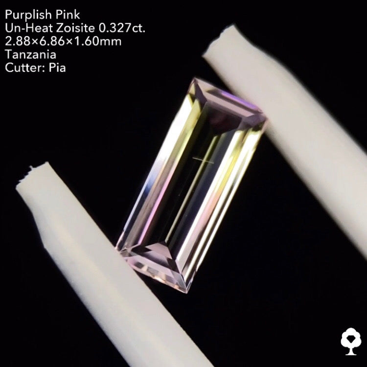 パープリッシュピンク非加熱ゾイサイト0.327ct. バゲット ピアッちゃん作品