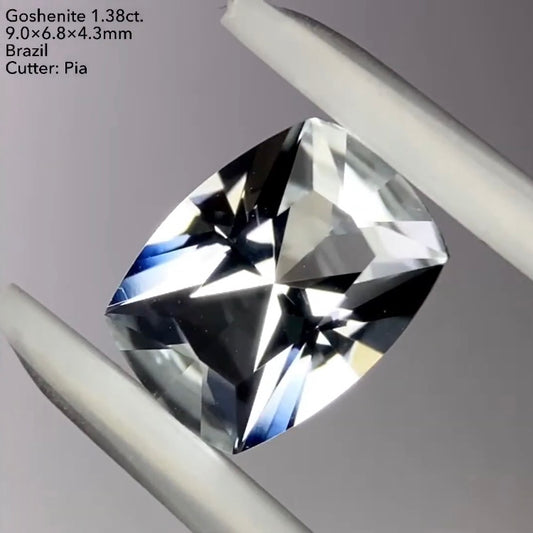 8/11(木)21:30終了‼️ブルーとゴールドのファイアーがせめぎ合うスーパークッション★ゴッシェナイト1.38ct. ピアッちゃん作品