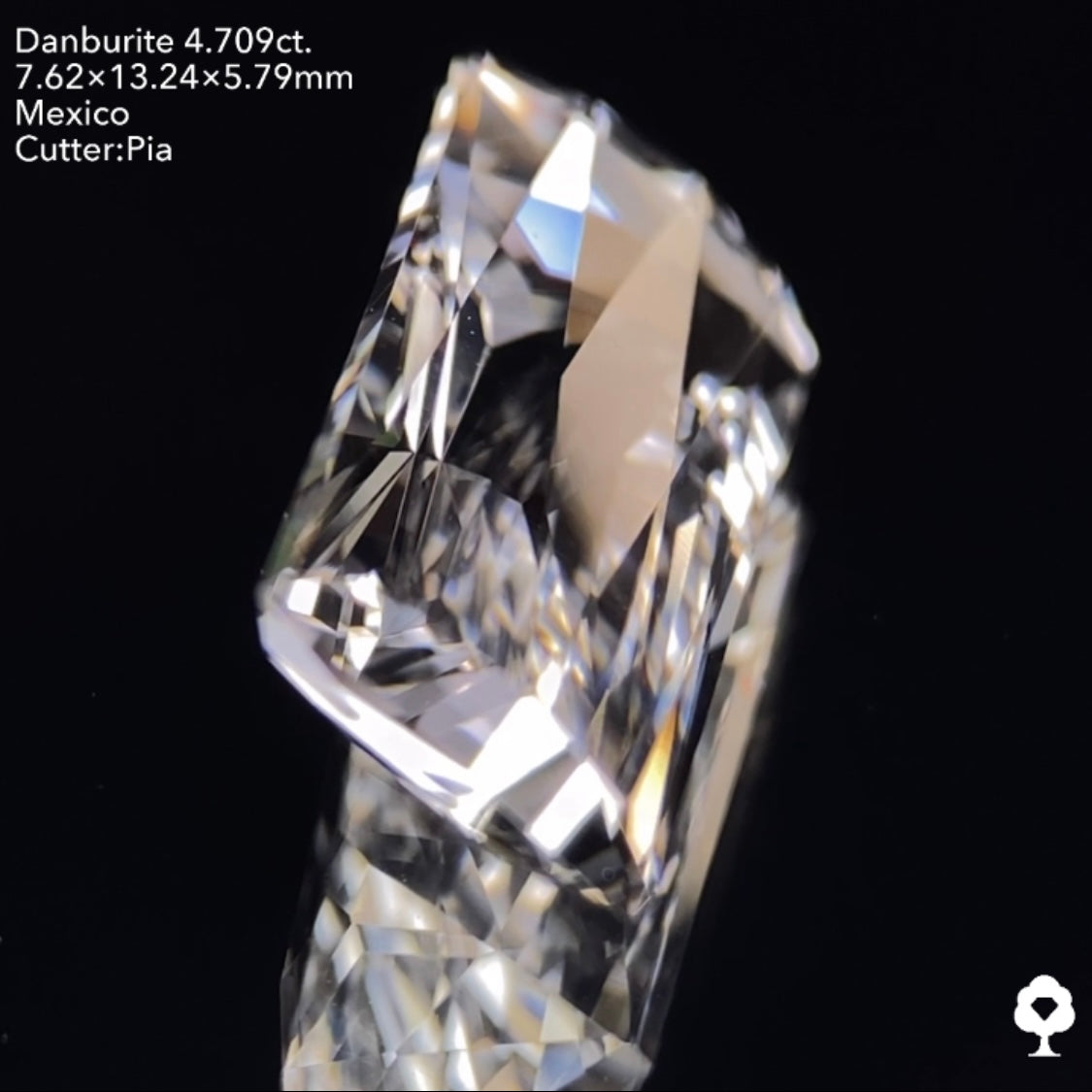 鋭い輝きが折り重なるアヤトリカットのピアッ進化版★カラーレスダンビュライト4.709ct ピアッちゃん作品