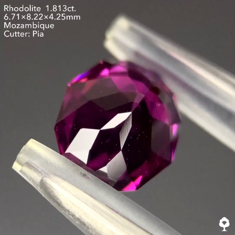 ブルーファイアーチラつくグレープ寄りの美色ファンシーオーバル★ロードライトガーネット1.813ct ピアッちゃん作品★ハラキリプライス