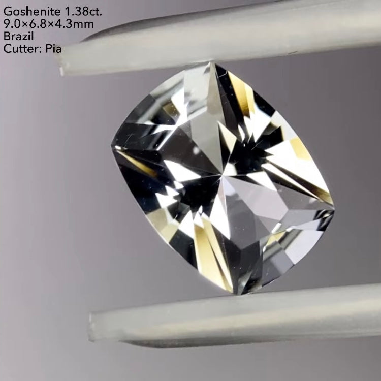 8/11(木)21:30終了‼️ブルーとゴールドのファイアーがせめぎ合うスーパークッション★ゴッシェナイト1.38ct. ピアッちゃん作品