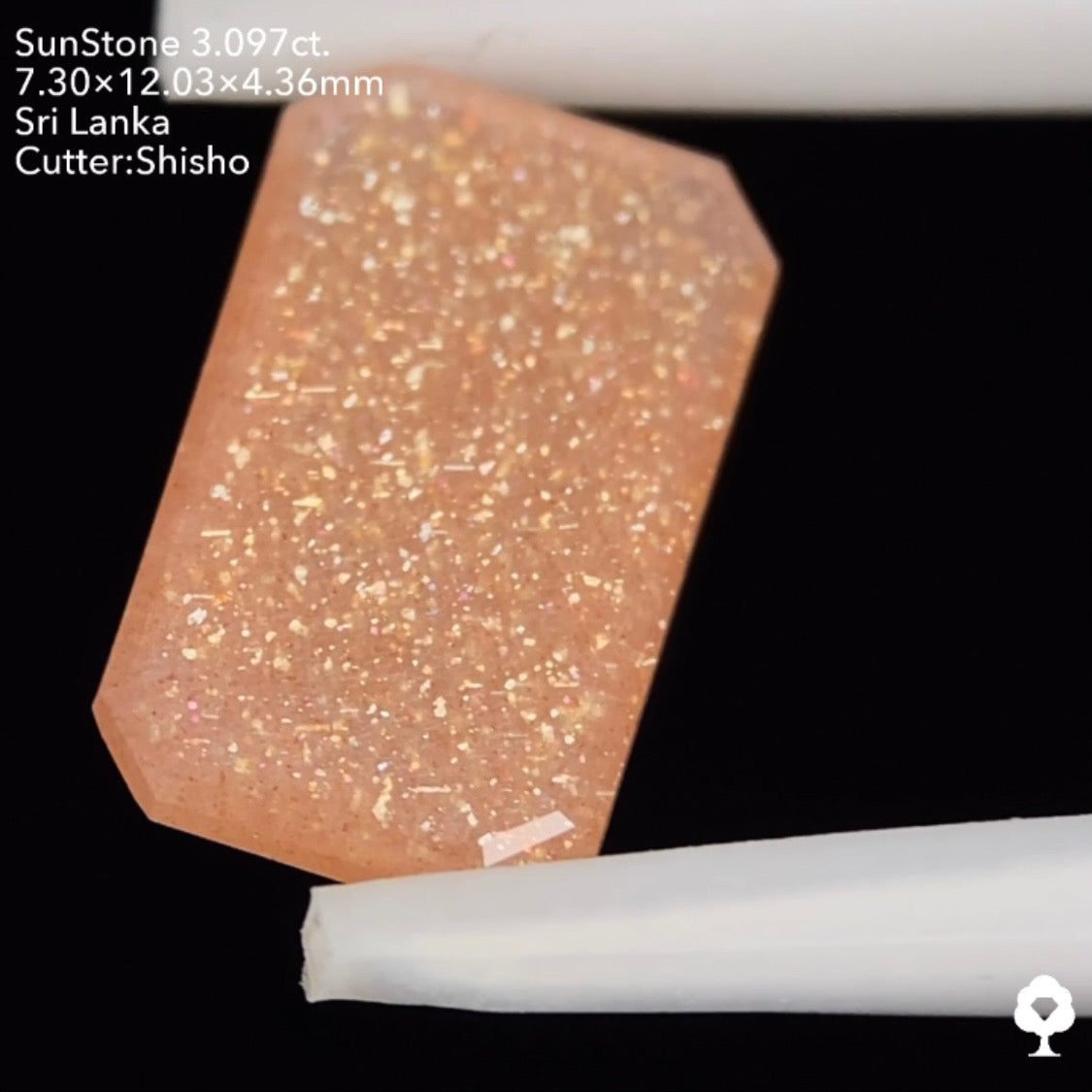 可愛いピンクに金アベンチュレッセンスが溢れる縁取りXカット★サンストーン3.097ct. 師匠作品