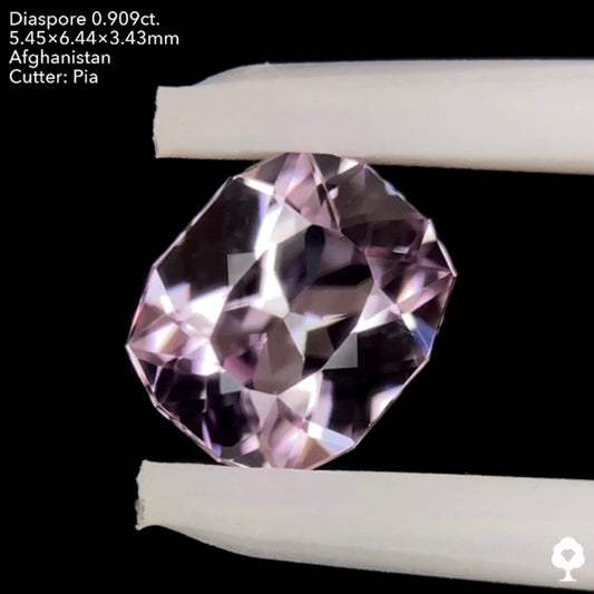 8/8(月)21:30終了‼️【原宿プチ個展リアルチハルーム開催感謝祭】繊細なパープリッシュピンクのクッションにはダブリングも★ダイアスポア0.909ct. ピアッちゃん作品