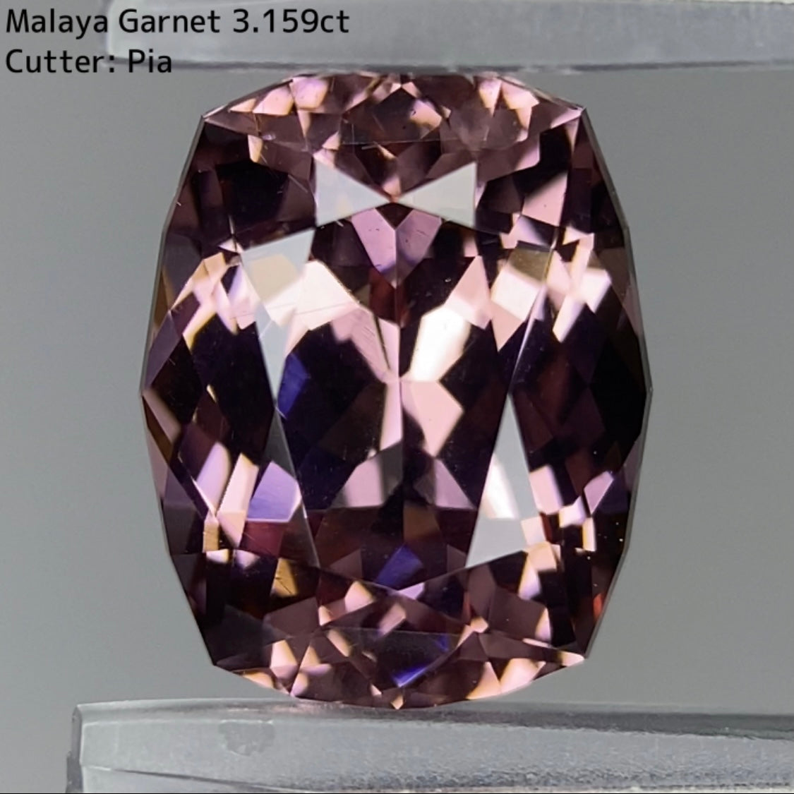 優しく複雑なベージュピンクは時間を忘れる色と輝き★マラヤガーネット 3.159ct