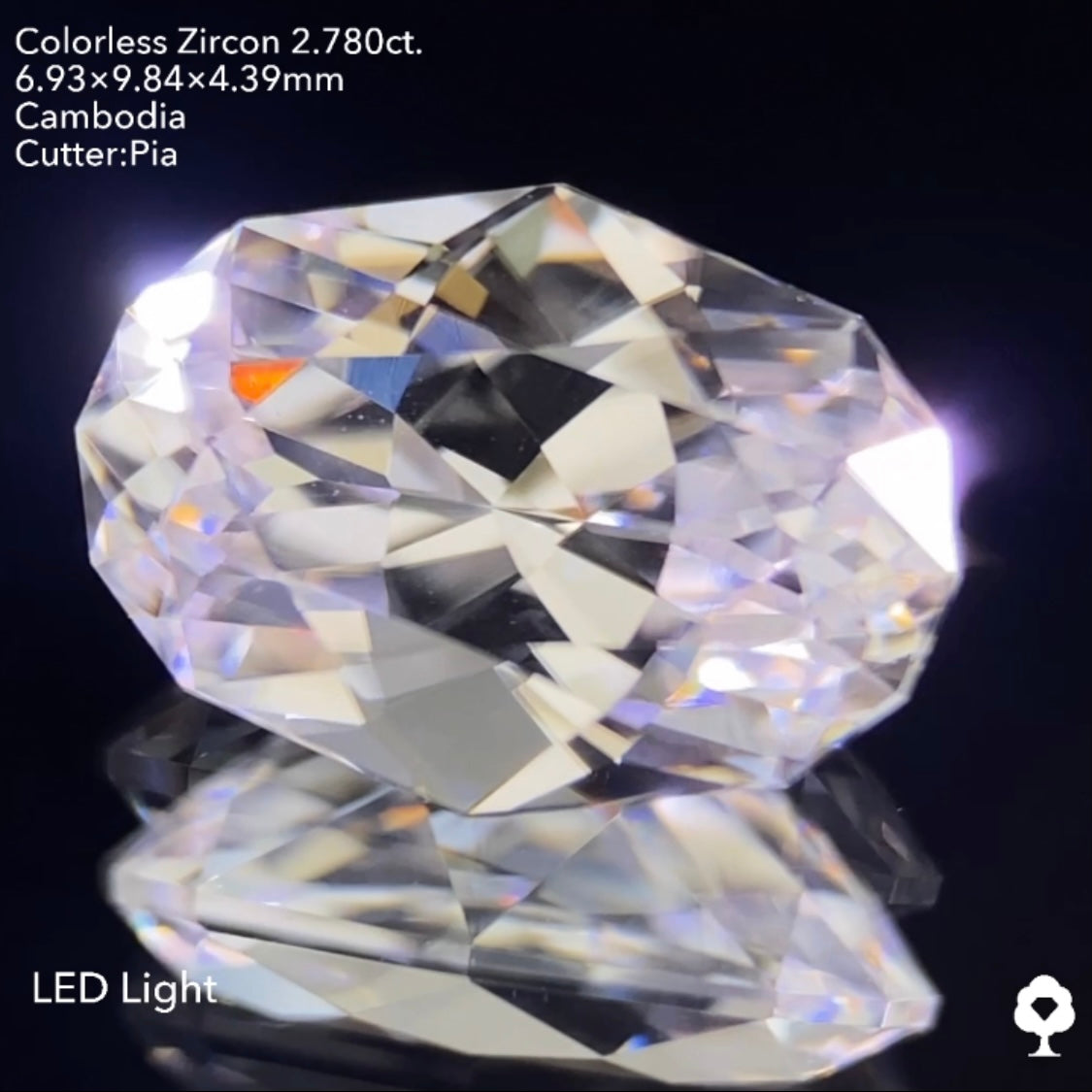 【サイレンタイムセール】凄まじいファイアーを放つクラリティ抜群の美ファンシーオーバル★カラーレスジルコン 2.780ct ピアッちゃん作品