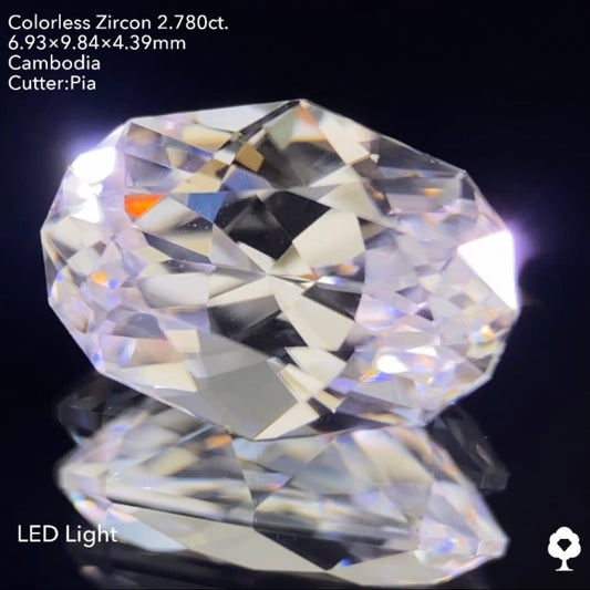 【サイレンタイムセール】凄まじいファイアーを放つクラリティ抜群の美ファンシーオーバル★カラーレスジルコン 2.780ct ピアッちゃん作品