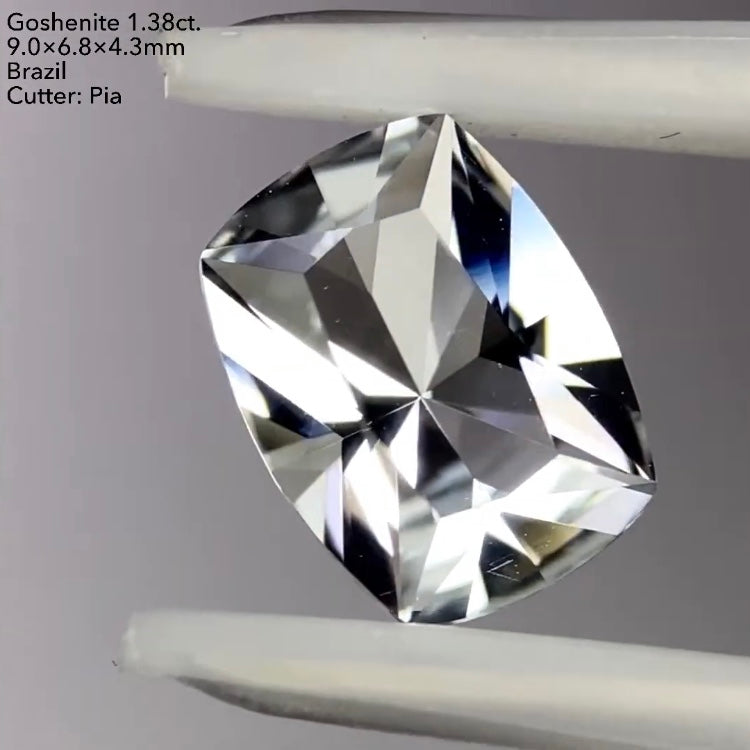 8/11(木)21:30終了‼️ブルーとゴールドのファイアーがせめぎ合うスーパークッション★ゴッシェナイト1.38ct. ピアッちゃん作品