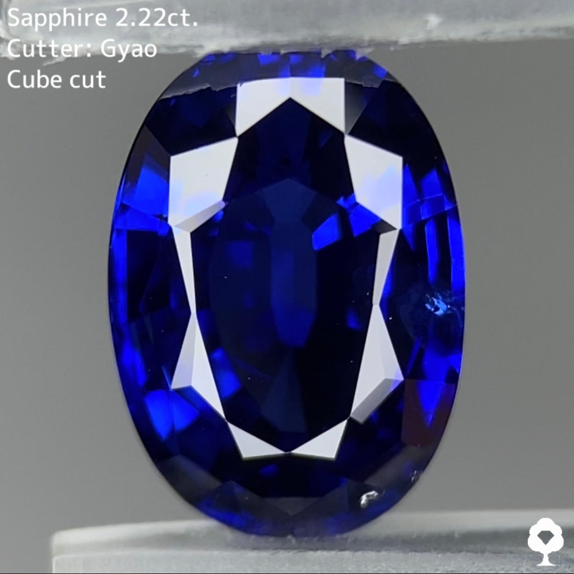ロイヤルにインクブルーが混ざった濃厚美色に縁取りキューブカット★サファイア 2.220ct【Cube cut】