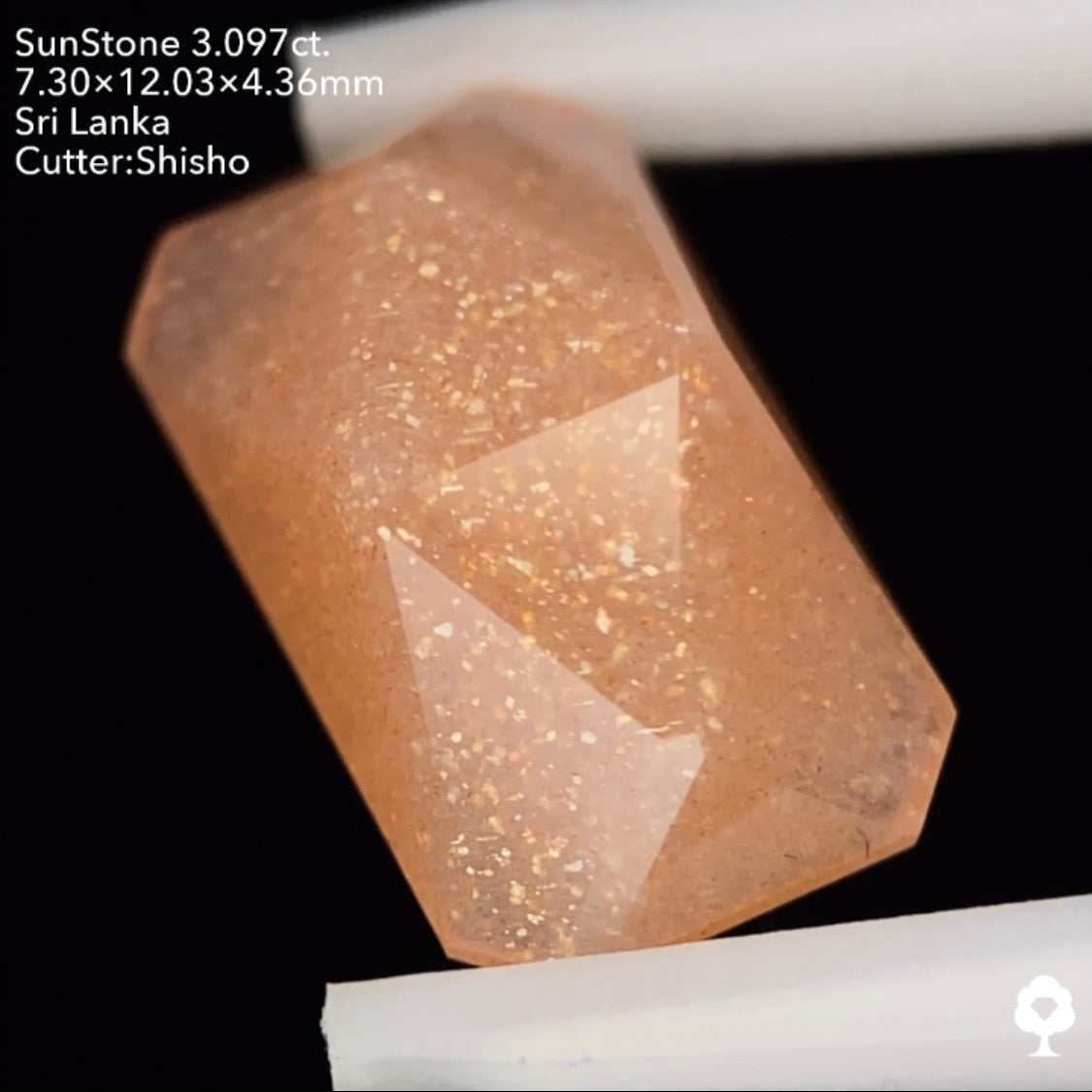 可愛いピンクに金アベンチュレッセンスが溢れる縁取りXカット★サンストーン3.097ct. 師匠作品