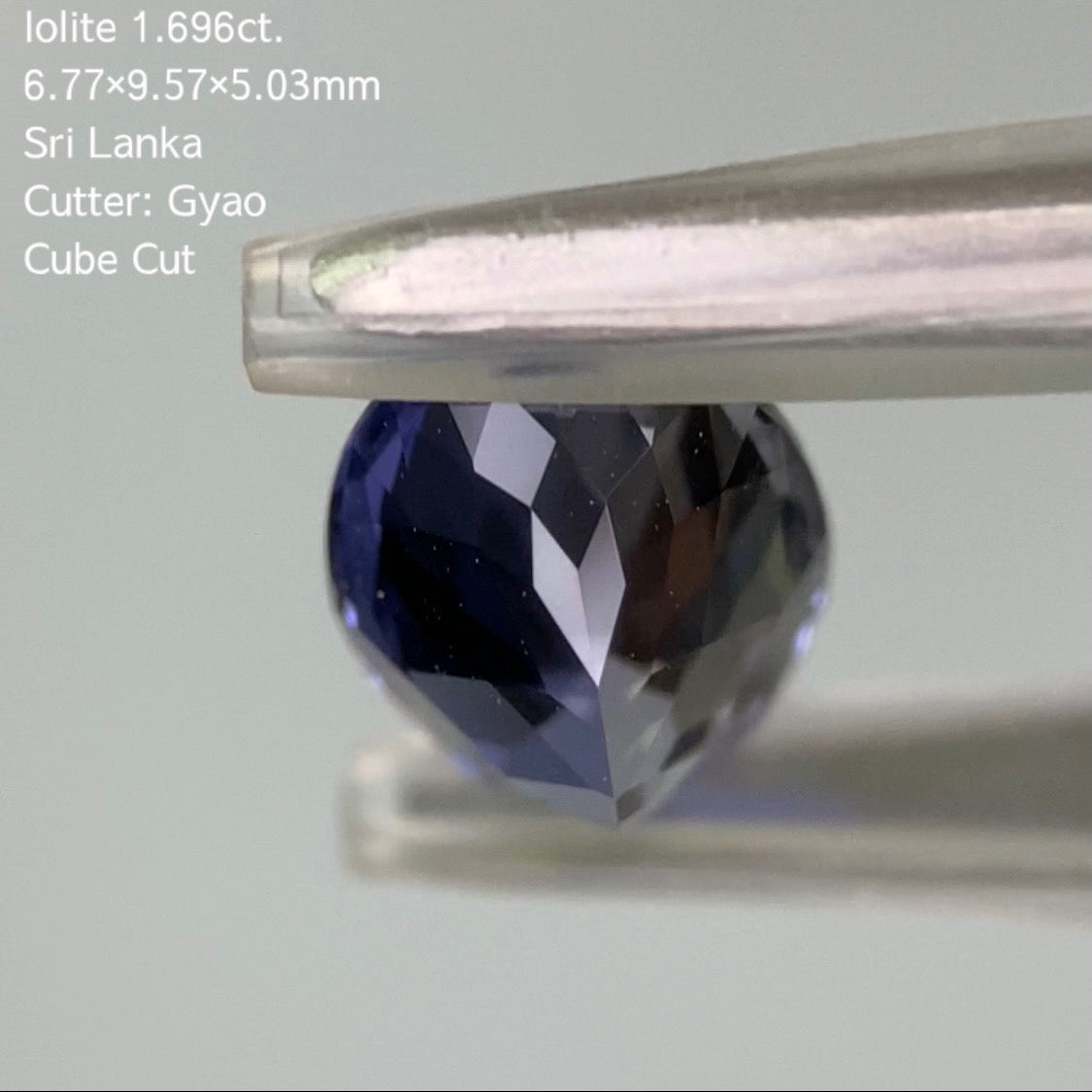 【5万円スタート❗️2023カウントダウン逆オークション】シルバーとスミレ色の輝きがたまらない変則キューブオーバル★アイオライト1.696ct.ゲオちゃん作品