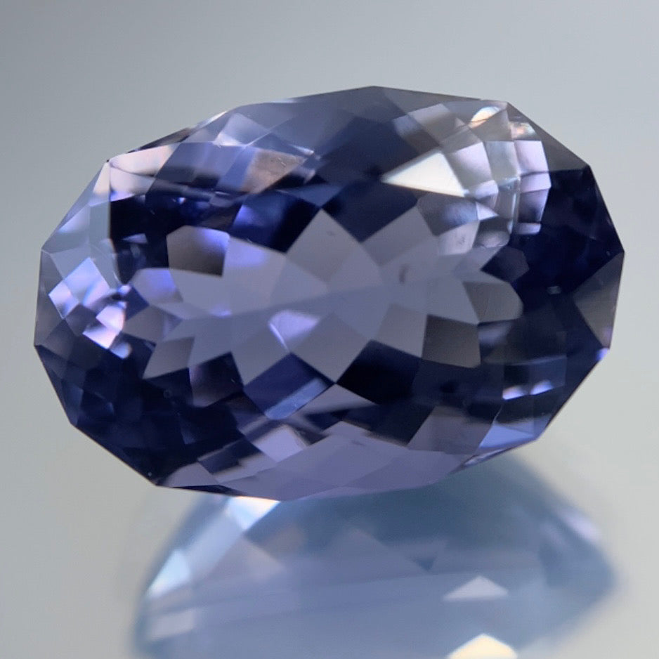 👽パビリオンの美しいカットと色むら感が最高"ファンシーオーバル" アイオライト2.33ct レイちゃん作品✨