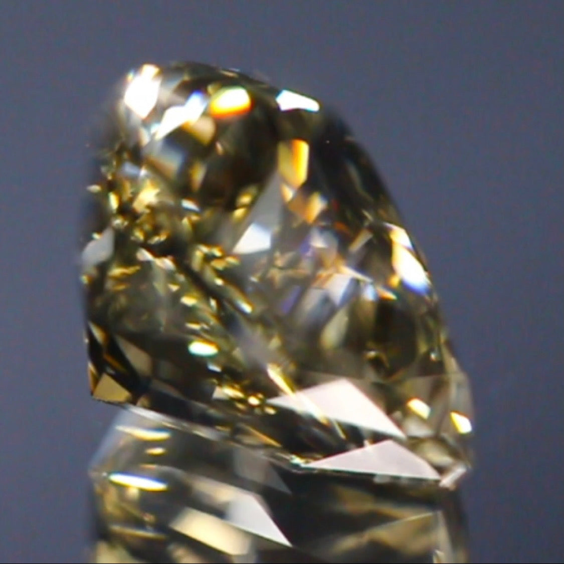 カメラが制御不能になるほど凄まじく輝くトリリアント★ラブラドライト2.50ct 師匠作品✨