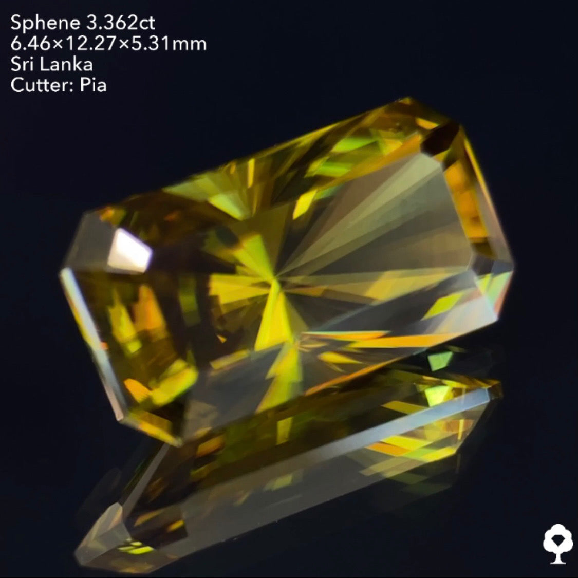 オリーブグリーンから鋭い煌めきを放つピアッちゃん渾身の窓あり放射線パビリオン★スフェーン3.362ct ピアッちゃん作品