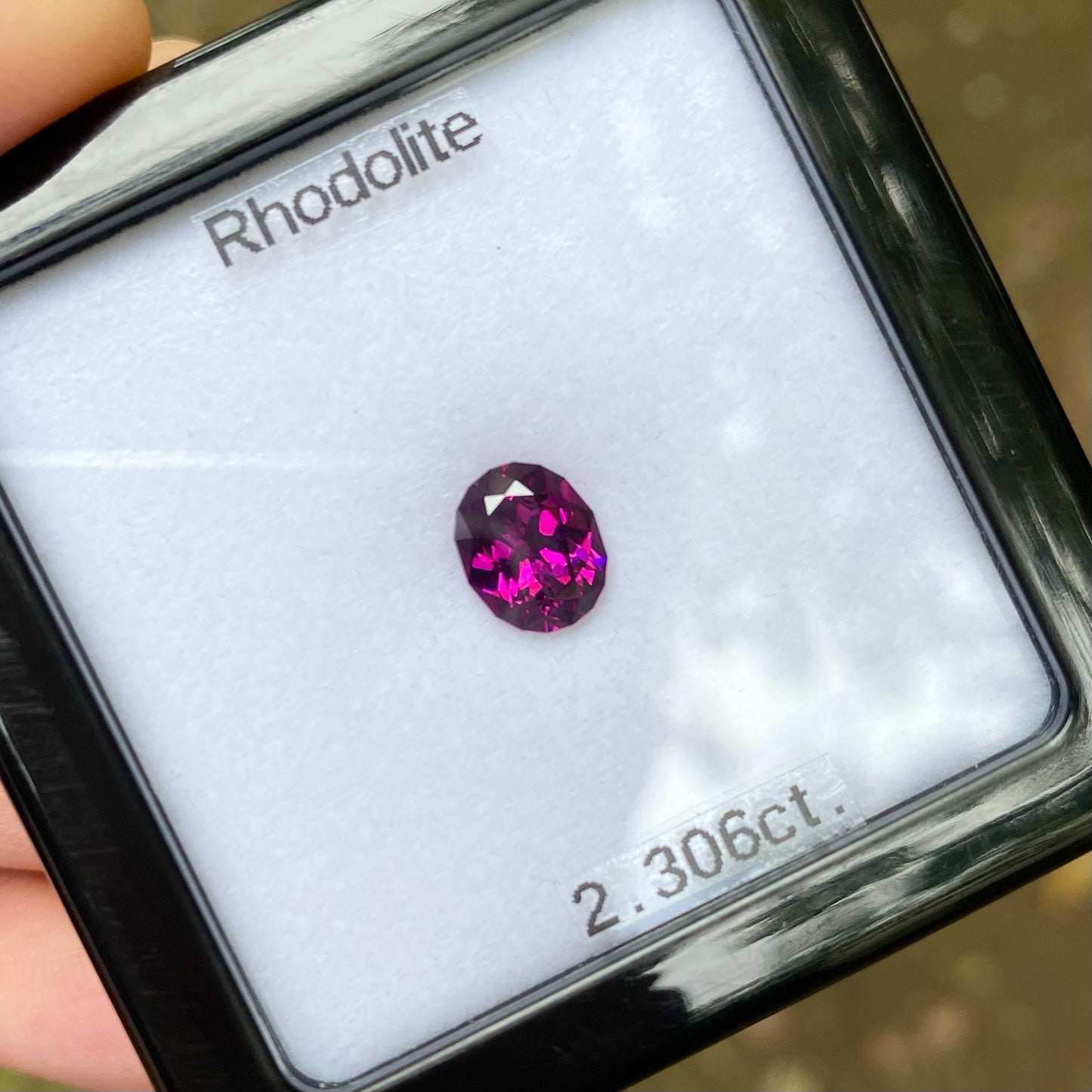 ハイレベルなグレープ系濃厚美色のファンシーオーバル★ロードライトガーネット2.306ct. ピアッちゃん作品