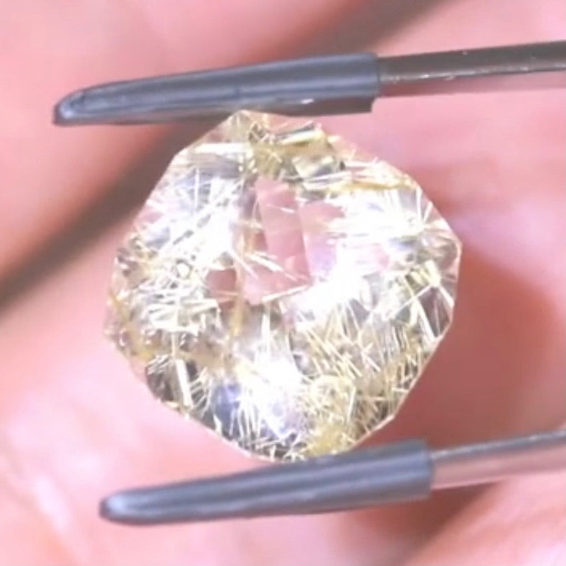 白金のルチルが交差する美ファンシークッション★ルチルクォーツ 8.34ct 師匠作品✨