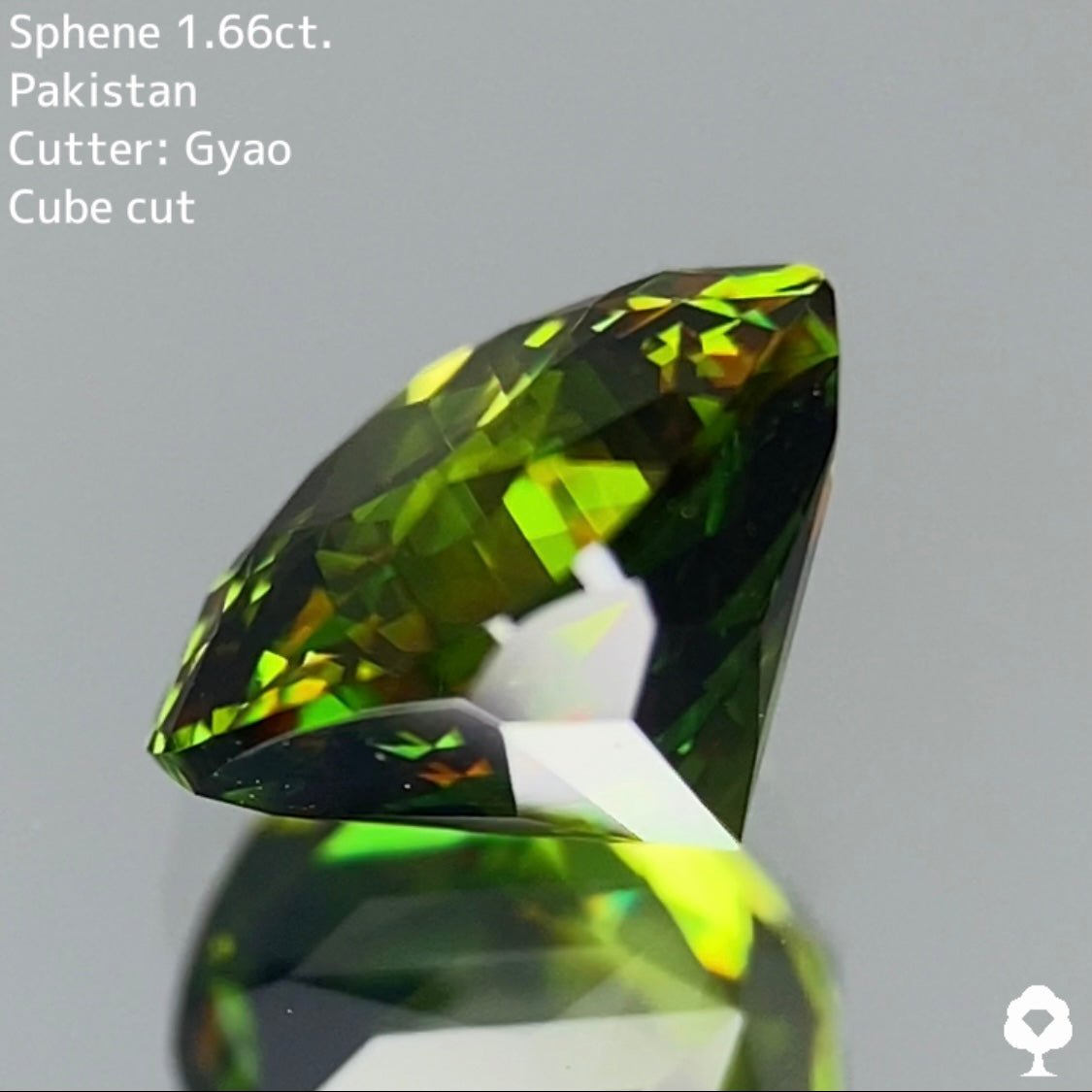 美しいグリーンの地色にゴールドが混ざり合う縁取りキューブクッション★スフェーン 1.66ct【Cube cut】