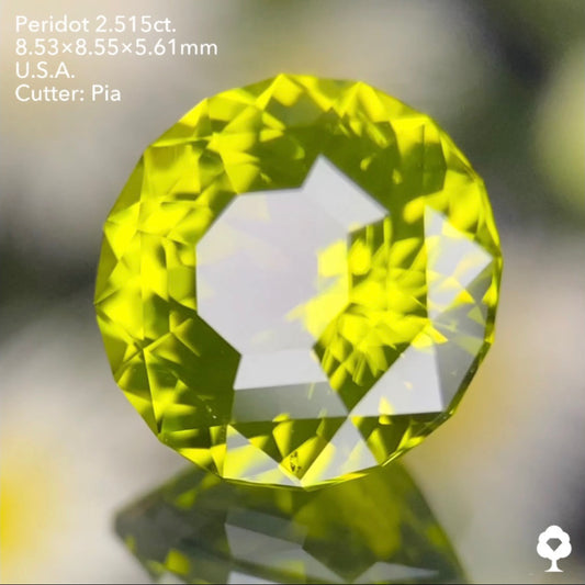 抹茶のようなシルキー感あるテーブル8角形の2段縁取り新カット★ペリドット2.515ct. アメリカ産 ピアッちゃん作品