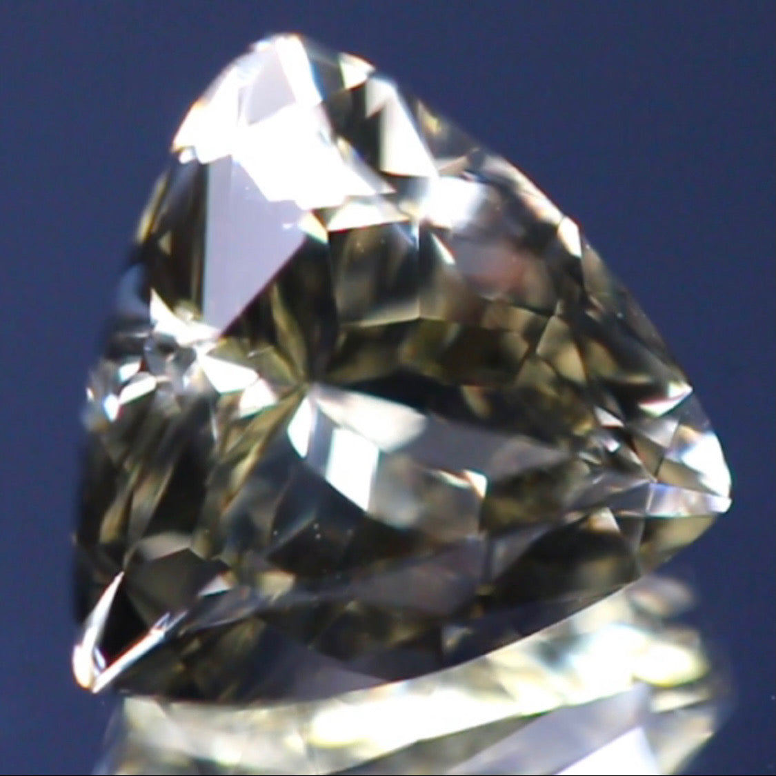 カメラが制御不能になるほど凄まじく輝くトリリアント★ラブラドライト2.50ct 師匠作品✨