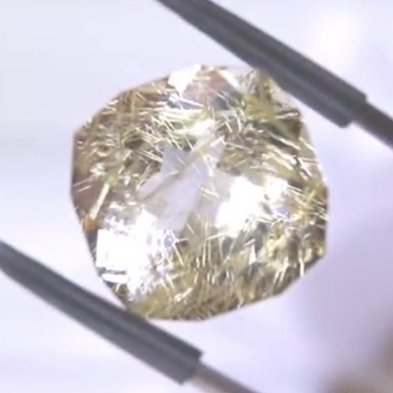 白金のルチルが交差する美ファンシークッション★ルチルクォーツ 8.34ct 師匠作品✨